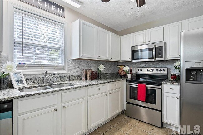 Building Photo - 1600 Silver Ridge Ct