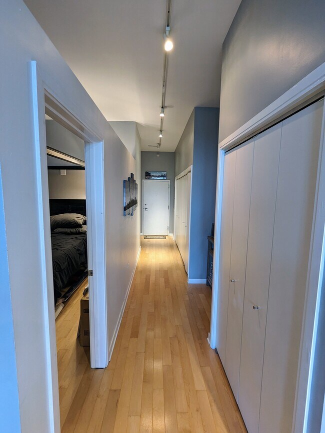 Building Photo - 860 W Blackhawk St