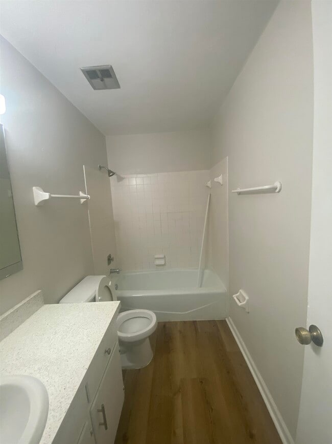 Building Photo - 2220 Claremont Ln