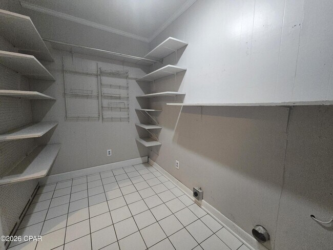 Building Photo - 215 S Kimbrel Ave