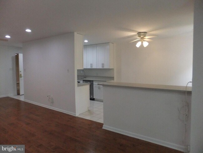 Building Photo - 1650 Oakwood Dr