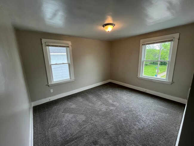 Building Photo - Four bedroom one bathroom home for rent