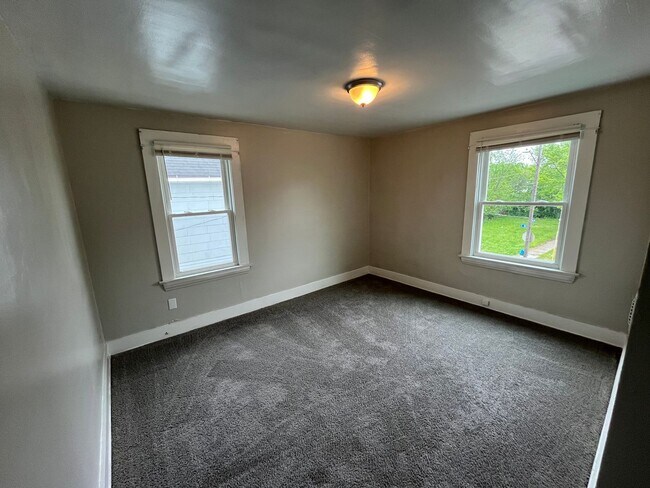 Building Photo - Four bedroom one bathroom single family home for rent. MOVE IN SPECIAL - HALF OFF FIRST MONTHS RENT