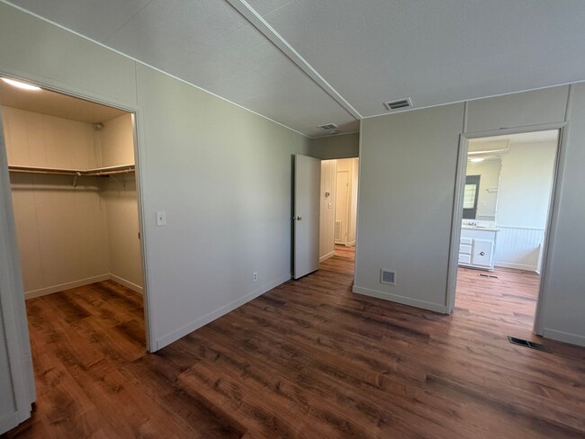 Building Photo - 3 Bedroom, 2.5 Bath - Three Bay garage