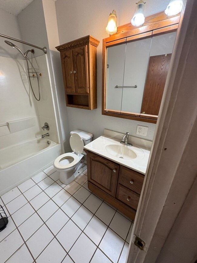 Building Photo - FOR RENT Spacious 4 Bed / 1 Bath Home on C...