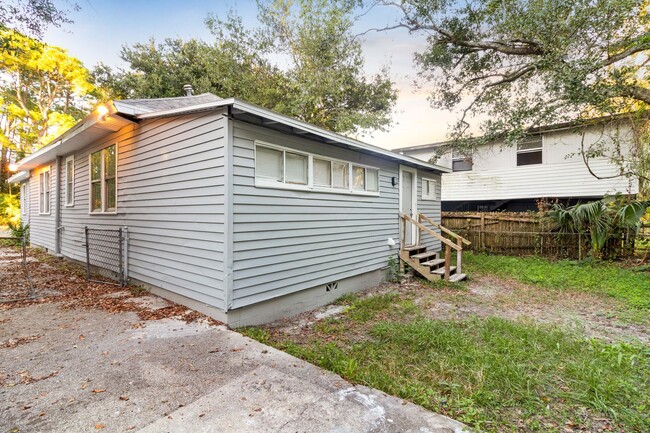 Building Photo - Happy New Year!! 5 Bedroom 2 Bath Rental H...