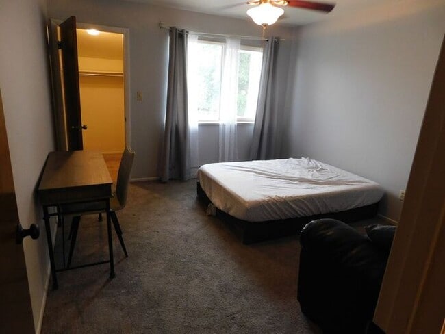 Building Photo - 2 Bed 1.5 Bath Townhome!