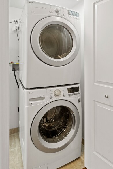 Building Photo - 1073 W Monroe St