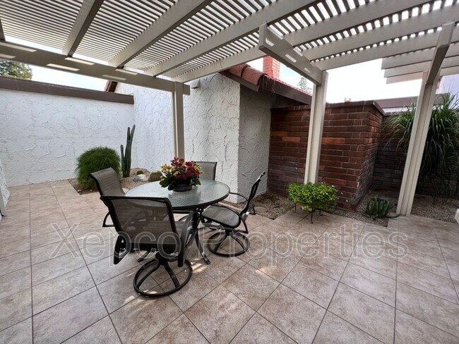 Building Photo - 2353 E Miramonte Cir
