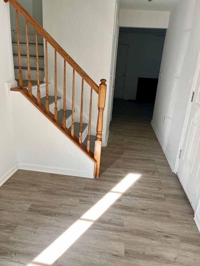 Building Photo - Gorgeous Spotsylvania Townhouse