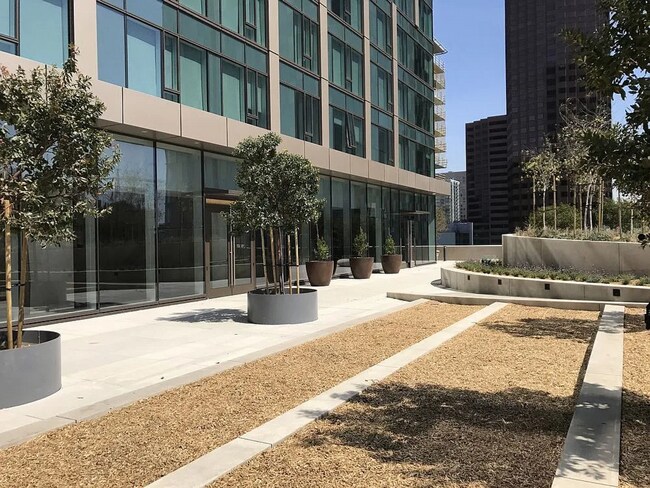 Building Photo - Luxury Executive Condo for Rent - DTLA