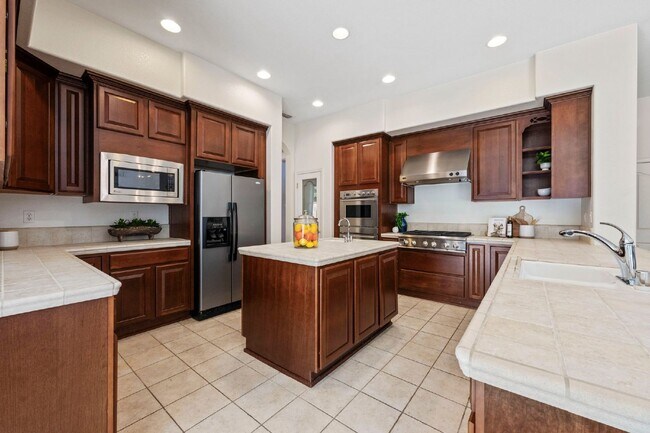Building Photo - Beautiful home in Serrano. Must See!