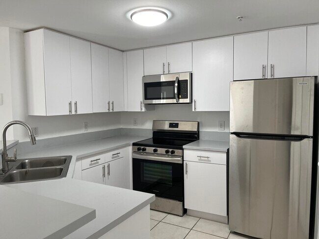 Building Photo - 5024 Lantana Rd