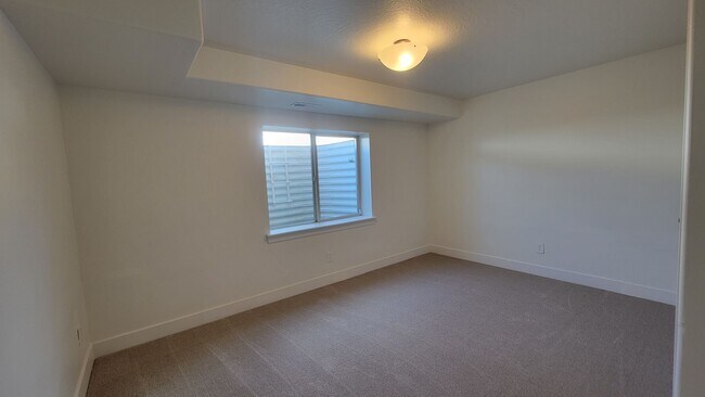 Building Photo - Large and Spacious Lehi Home
