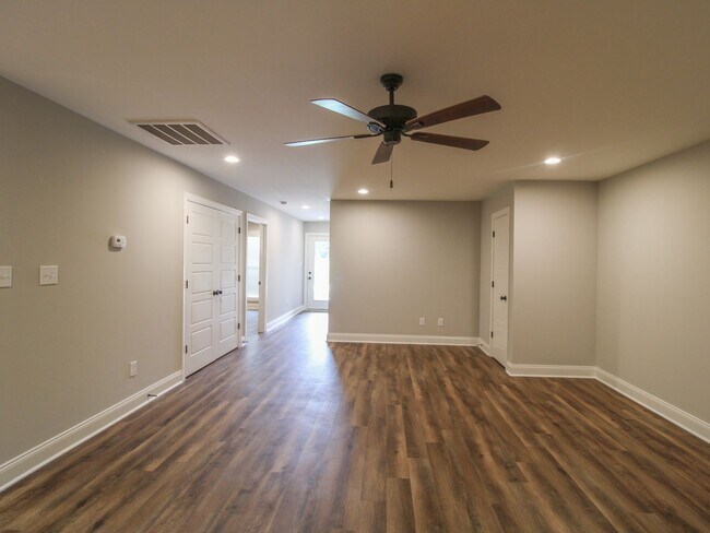 Building Photo - MOVE IN Ready! Lucas Ferry Townhomes Commu...