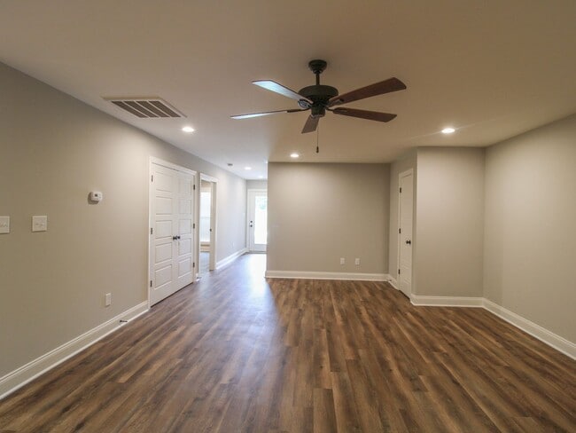 Building Photo - Nice Townhome in Athens City! $250 Amenity...