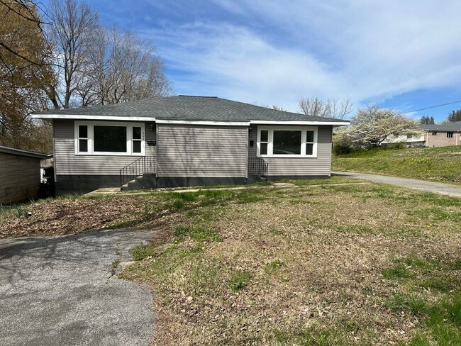 Building Photo - Duplex in Benton