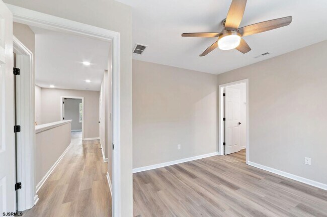 Building Photo - 447 Redwood Ave