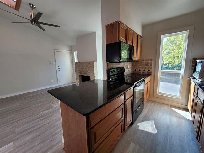 Building Photo - 104 W 35th St