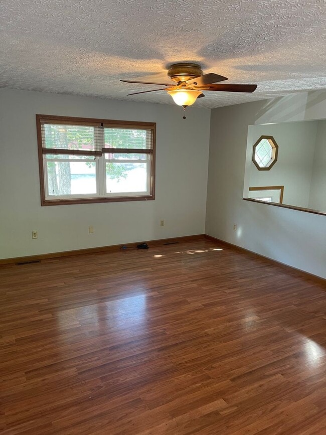 Building Photo - Available December 21st! SPACIOUS & PET FR...