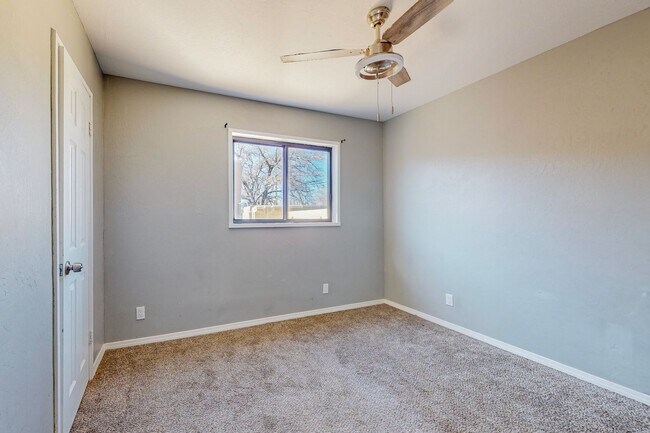 Building Photo - NE PUEBLO STYLE 3 Bedroom 2 Bath 1824/SF