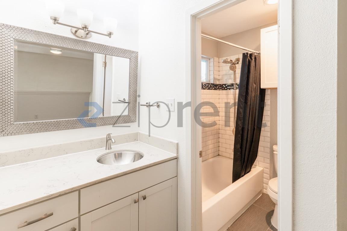 Building Photo - Unit B