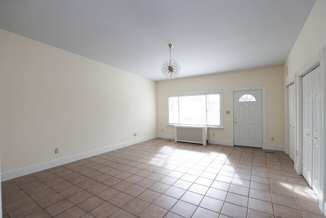 Building Photo - -- AVAILABLE 05/26/2026 -- MUSEUM DISTRICT CHARMER! 2 CAR GARAGE