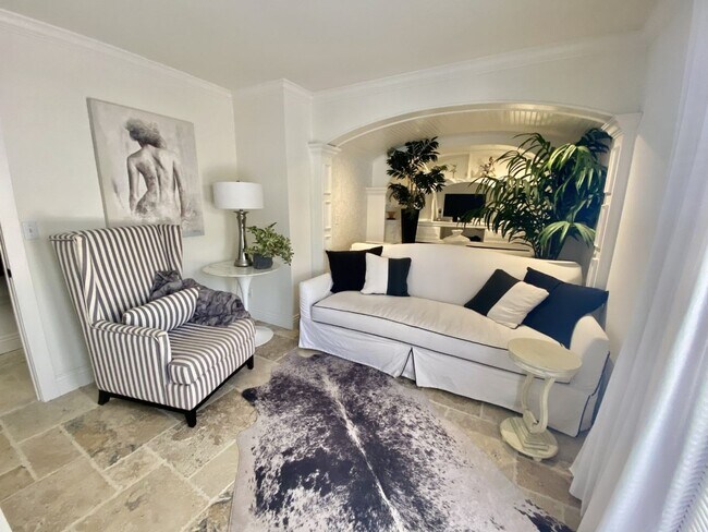 Building Photo - Camarillo- Stylish One Bedroom off Main House