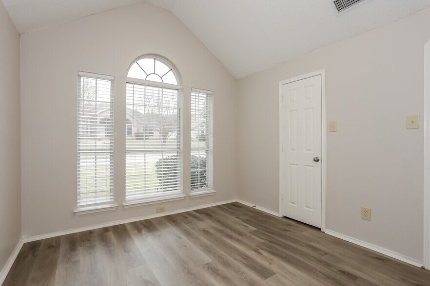 Building Photo - 712 Stain Glass Dr