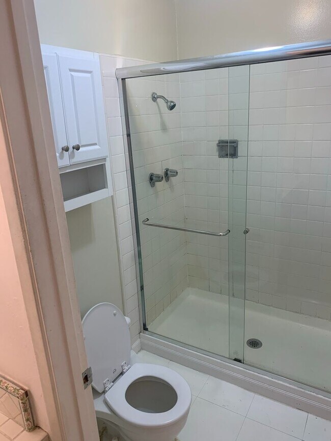 Building Photo - Lovely 2-Bedroom Apartment in Sharon Heights