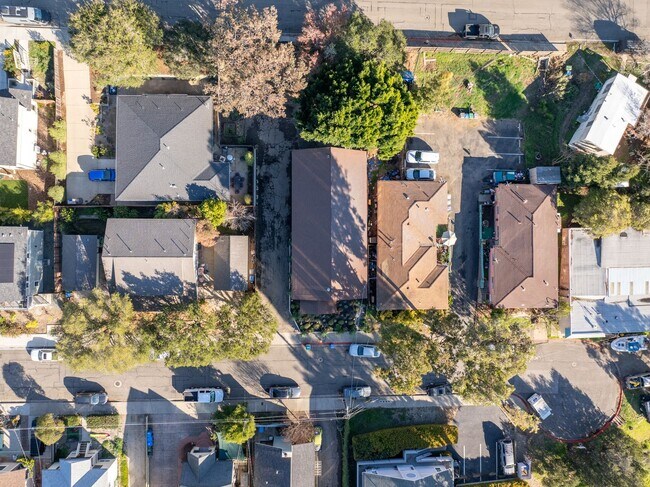 Building Photo - 2048 Swazey St