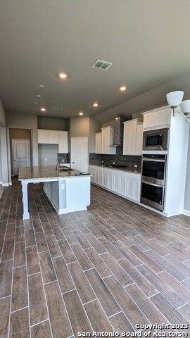 Building Photo - 530 Singing Creek
