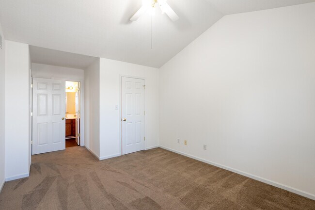 Building Photo - 2418 Northampton Dr