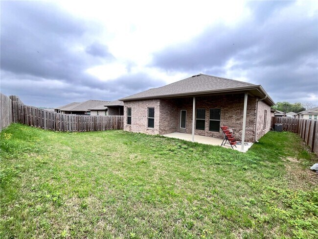 Building Photo - 5909 NW Reynolds St