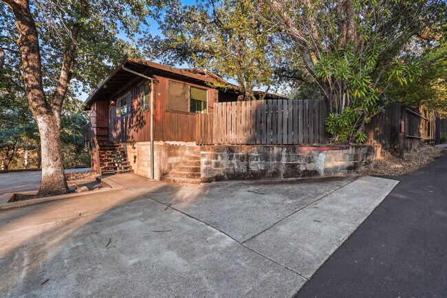 Building Photo - 1640 Highland Ave