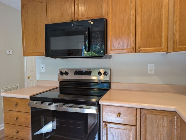 Building Photo - Pristine, 2 bed, 2.5 bath Townhome Located...