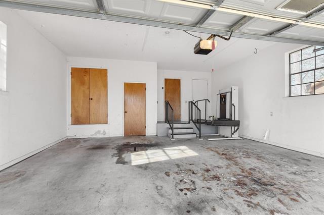 Building Photo - 924 W Kiowa Dr