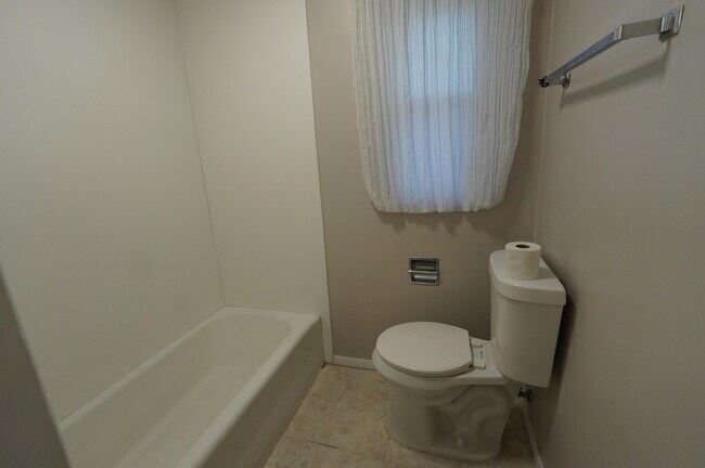 Building Photo - 2806 San Pedro Dr NE