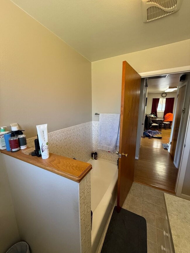 Building Photo - 3-bedroom, 2-bathroom home in the heart of Windsor with Detached Workshop!