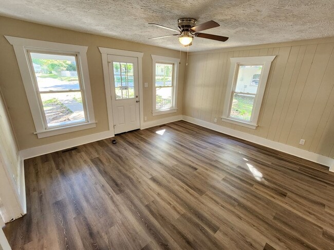 Building Photo - Spacious 2-Bedroom, 1-Bathroom Home AVAILABLE NOW!!