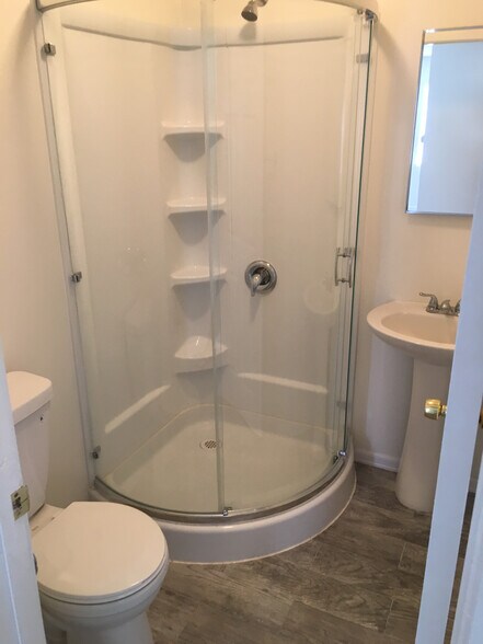 Bathroom 2 (note: hardware and ceilings updated) - 1924 Park Grove Ave