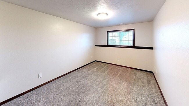 Building Photo - 3 BD, 2 BA TOWNHOME, VAULTED CEILINGS, FIR...