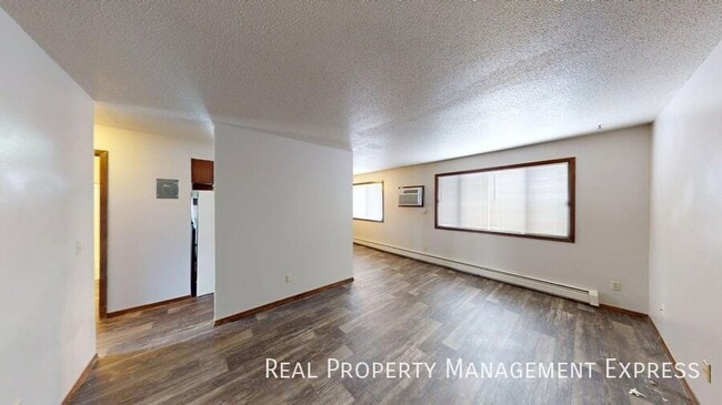 Building Photo - 2 Bed 1 Bath Apartment