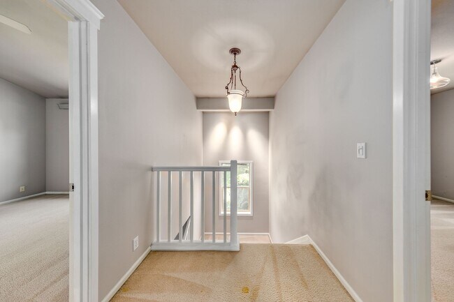 Building Photo - Beautiful Downtown Home