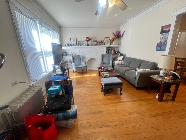 Building Photo - Lovely and Very Large Ravenswood Manor 1 BR
