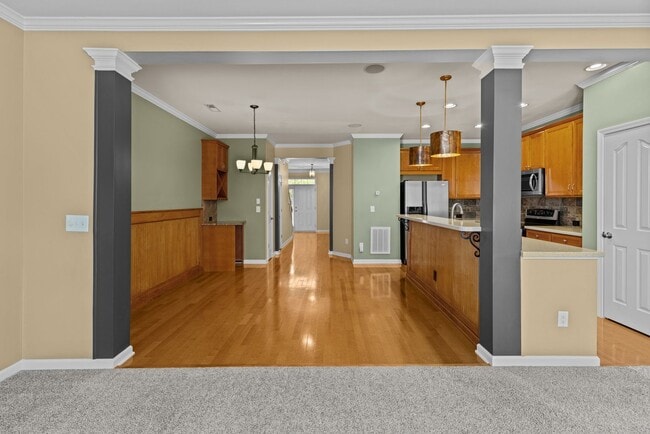 Building Photo - Gorgeous 3 Bedroom Townhome w/ Premium Finishes & Amenities - Pet Friendly!