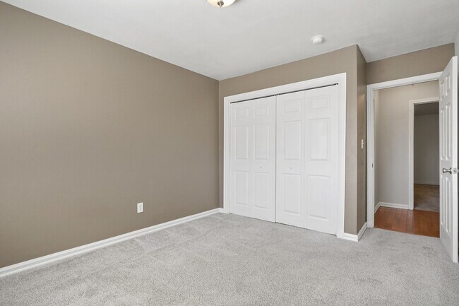 Building Photo - 3 Bedroom Townhome in University Neighborhood