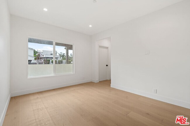 Building Photo - 4824 Saloma Ave