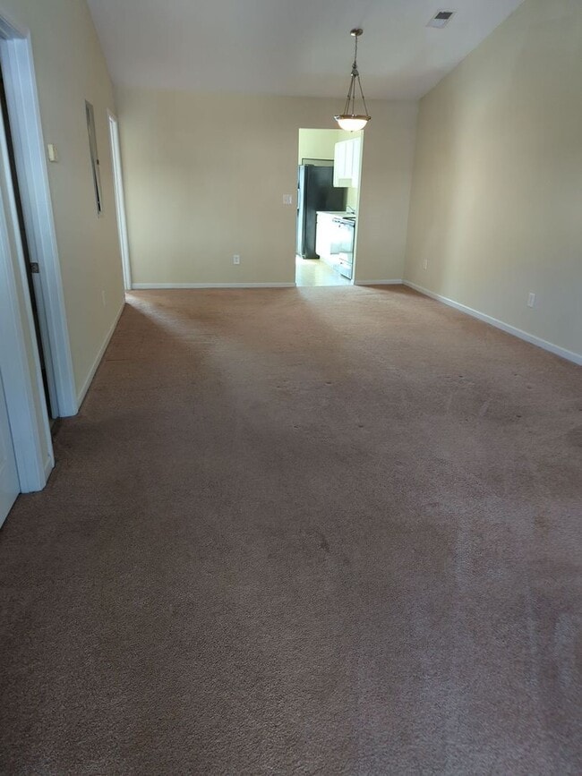 Building Photo - Nice Two Bedroom Duplex In A Great Location Available April 2026