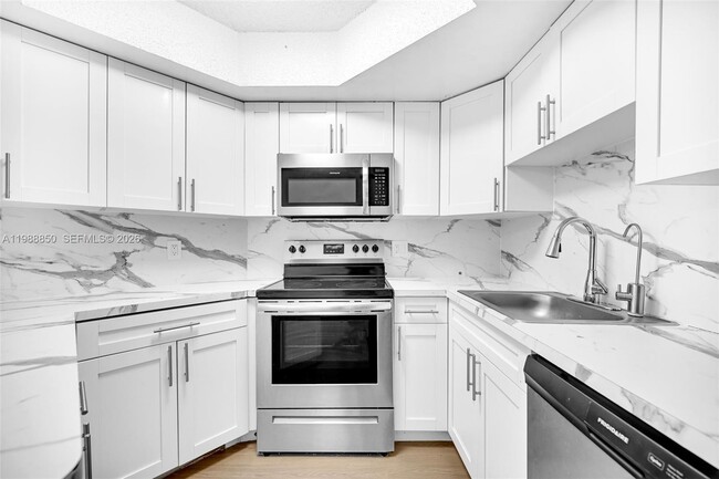 Building Photo - 8343 Lake Dr